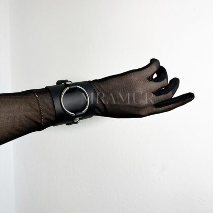 Para szerokich skórzanych bransoletek z pierścieniem