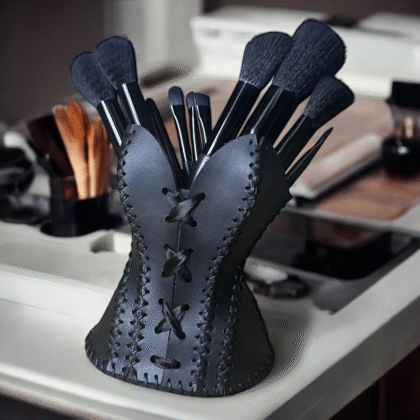 Wyjątkowy, skórzany stojak na pędzle do makijażu prezentowy