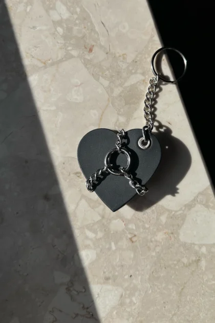 Brelok skórzany serce w łańcuszkach
