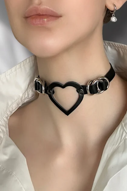 Cienki skórzany choker z serduszkiem