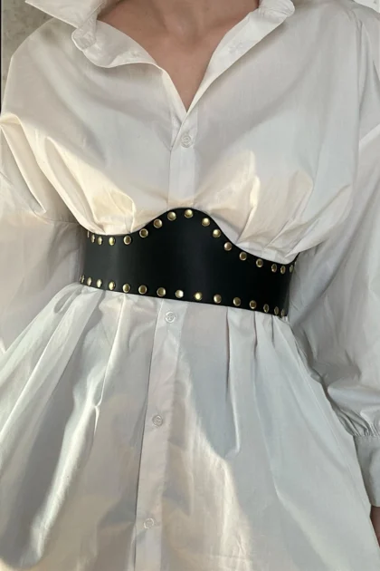 Czarny gorset pod biust z nitami