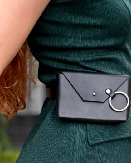 Damska torebka ze skóry na pasku