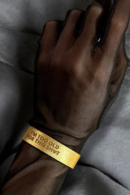 Cienka bransoletka z napisem „I’m too old for this shit”