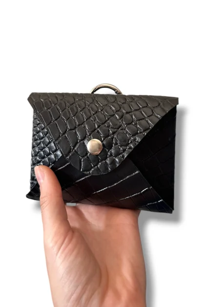 Mały skórzany portfel na karabińczyku