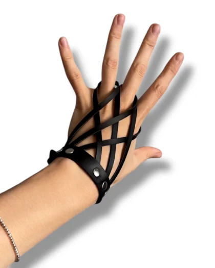 Skórzane damskie bransoletki z przeplotem na dłoni