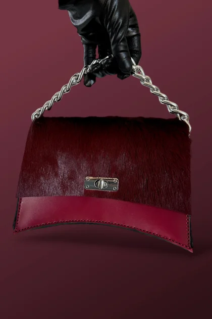Wieczorowa torebka z futrem z lańcuszkiem