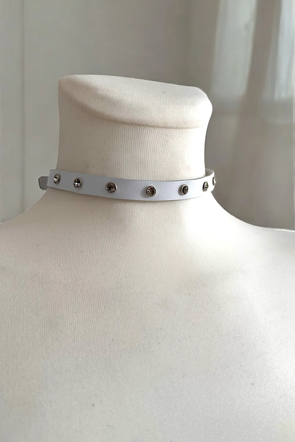 bialy choker z kryształkami