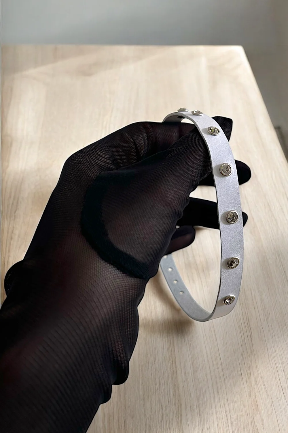 bialy cienki choker damski