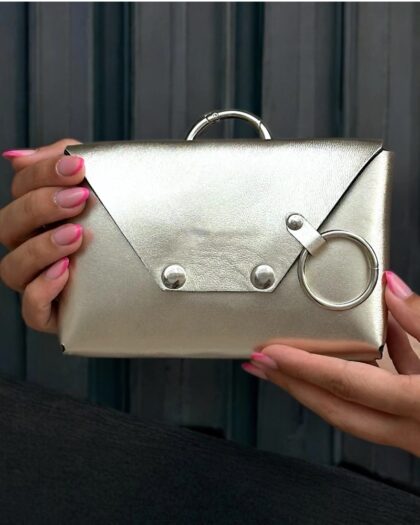 Srebrna damska torebka nerka na pasku