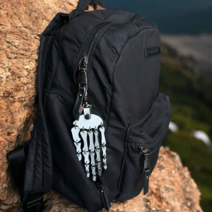 Brelok skórzany w kształcie szkieletowej dłoni