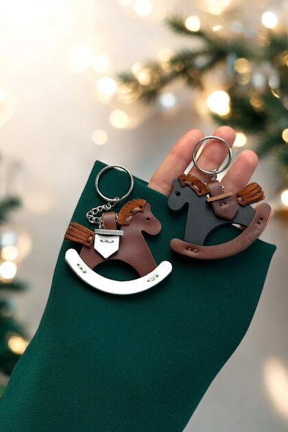 Świąteczny breloczek koń ze skóry naturalnej - prezent 2026