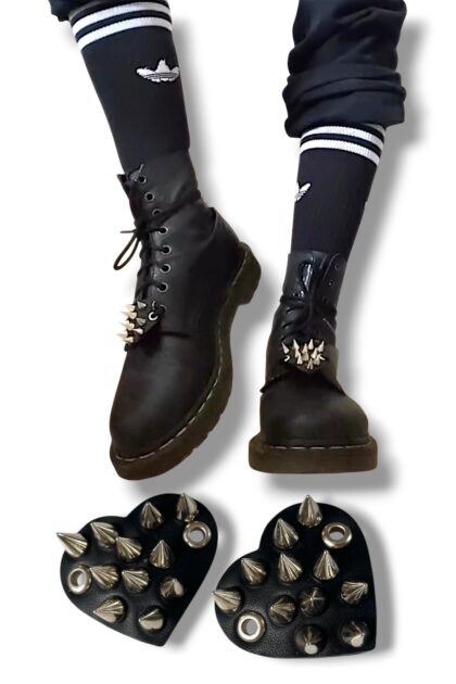 Ozdoba na sznurówki do butów z kolcami – serce