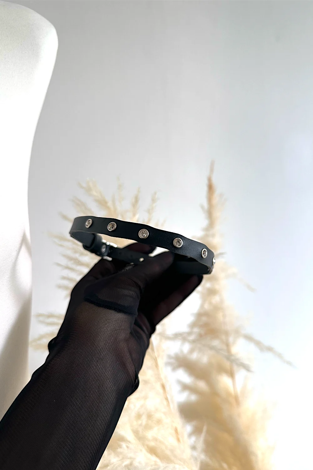 skorzany choker z kryształkami